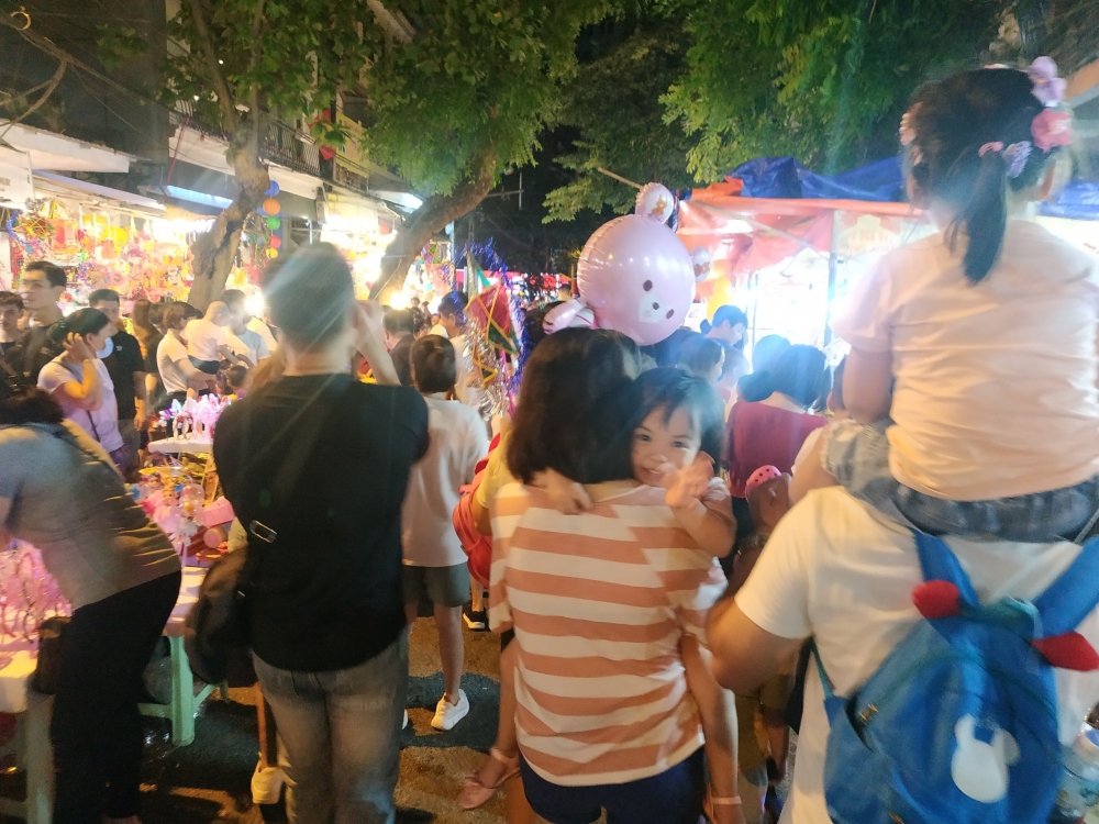 Phố cổ Hà Nội ken kín người Phố cổ Hà Nội ken kín người