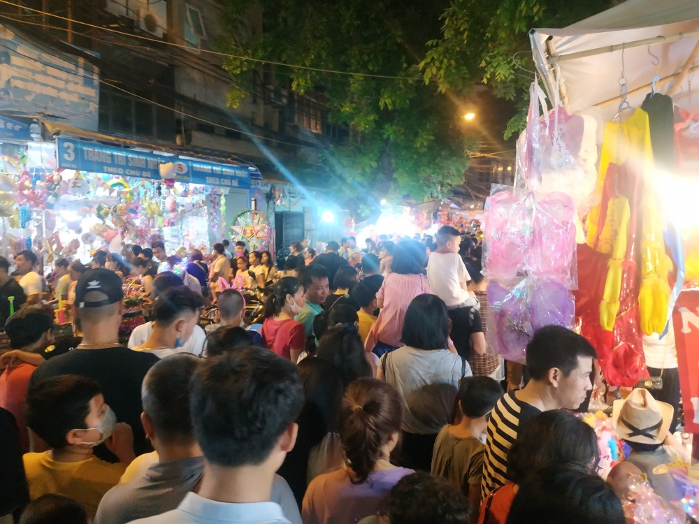Phố cổ Hà Nội ken kín người Phố cổ Hà Nội ken kín người