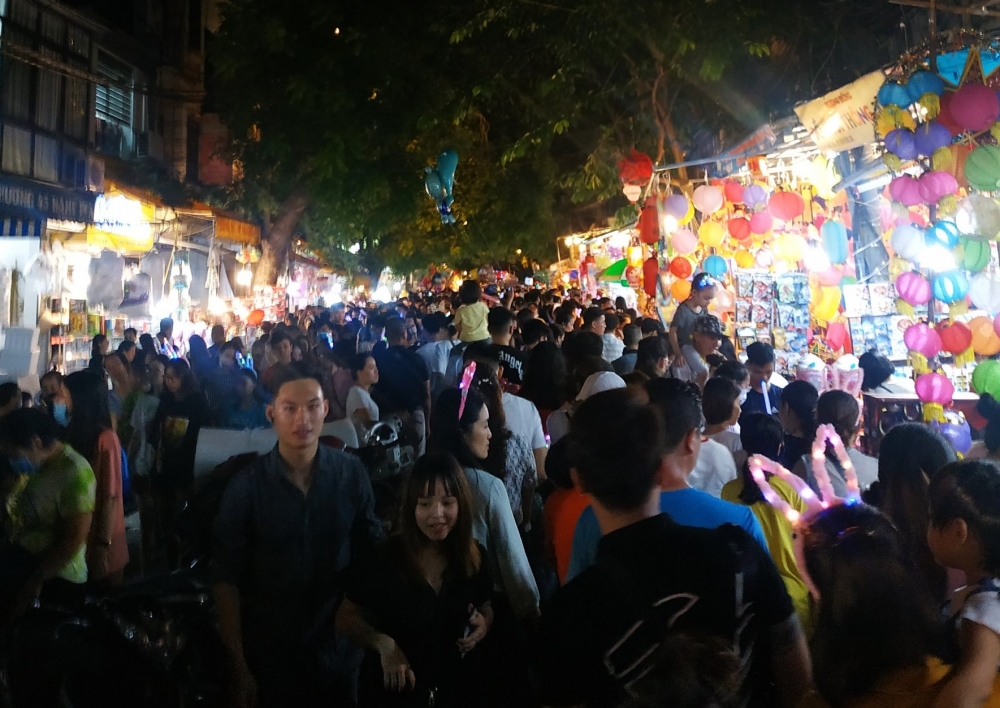 Phố cổ Hà Nội ken kín người Phố cổ Hà Nội ken kín người