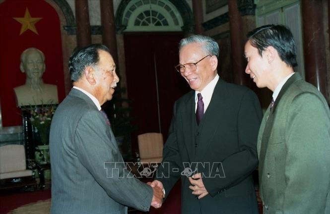 nguyen chu tich nuoc le duc anh va dau an doi ngoai