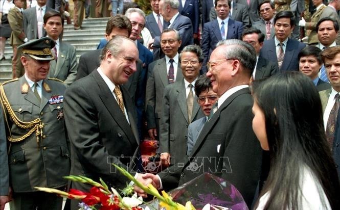 nguyen chu tich nuoc le duc anh va dau an doi ngoai