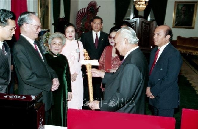 nguyen chu tich nuoc le duc anh va dau an doi ngoai