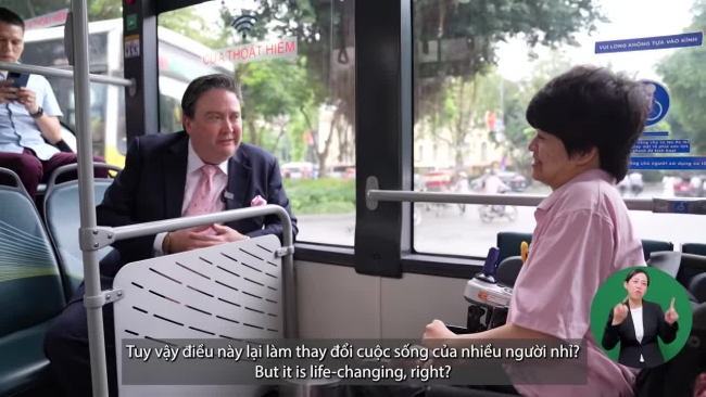Đại sứ Marc Knapper trò chuyện cùng chị Lưu Hiếu