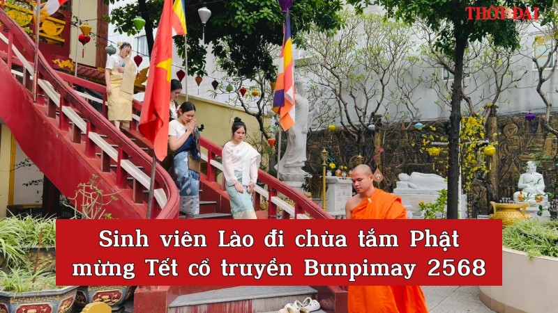 Sinh viên Lào đi chùa tắm Phật mừng Tết cổ truyền Bunpimay 2568