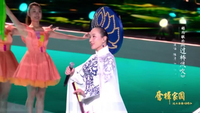 Ca sĩ Trần Thanh Trang (Việt Nam) với ca khúc "Qua cầu giói bay".