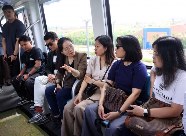 Đến Vũ Hán trải nghiệm đường sắt treo, taxi không người lái