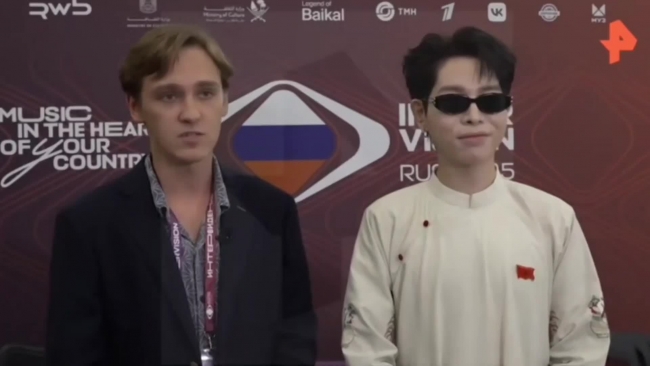Mikhail Osin phiên dịch cho ca sĩ Đức Phúc
