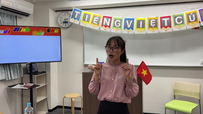 Giáo viên dạy tiếng Việt tại Nhật Bản hướng dẫn học sinh phân biệt các loại quả