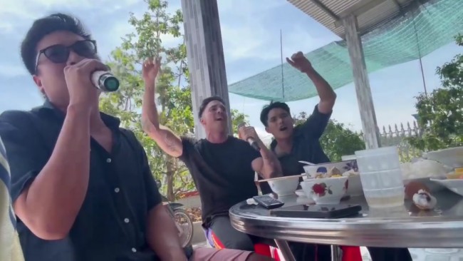Christian Weizenegger hát karaoke cùng người dân miền Tây