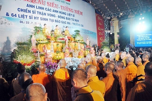 Nước mắt trong lễ cầu siêu tưởng niệm 64 liệt sĩ Gạc Ma