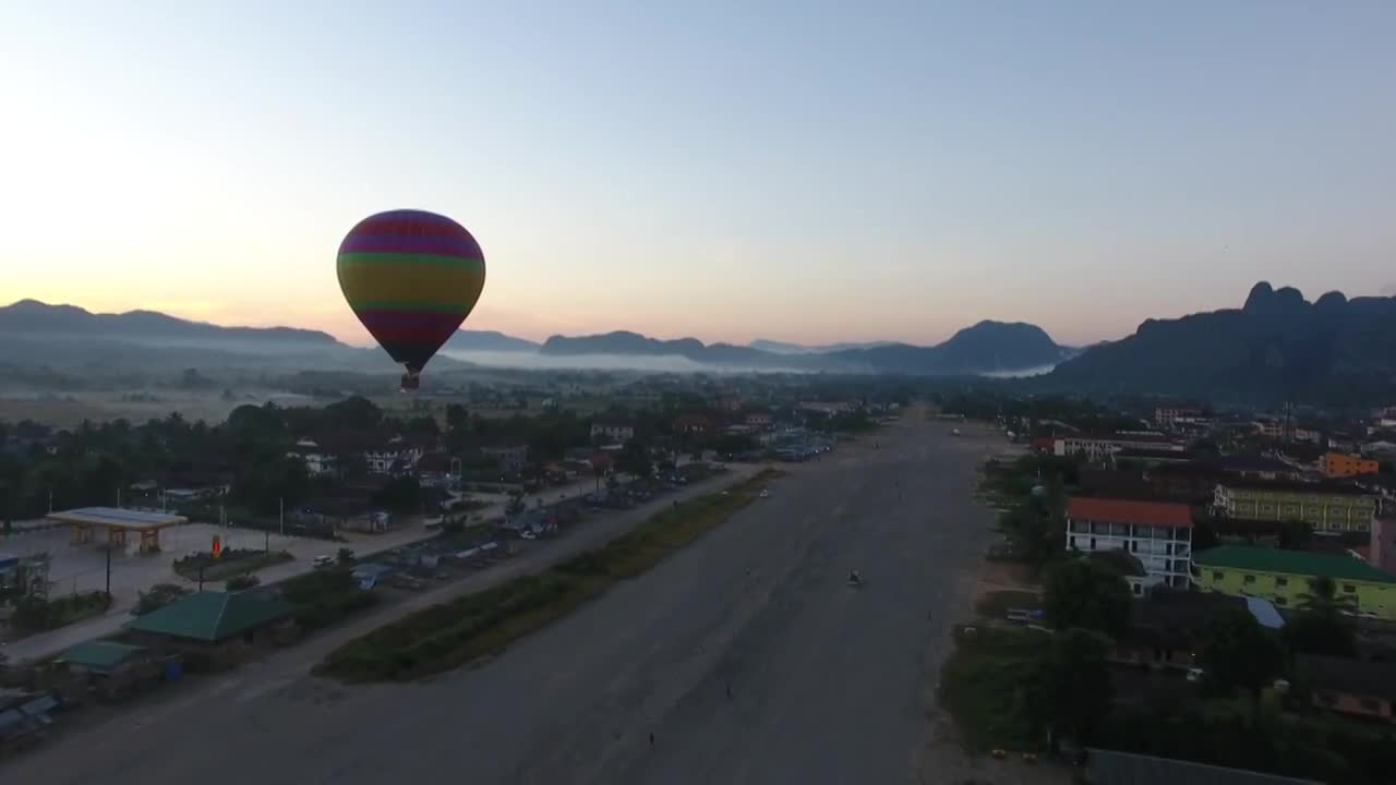 ການທ່ອງທ່ຽວ ບົນເວຫາດ້ວຍ ບໍລູນ ຢູ່ ວັງວຽງ