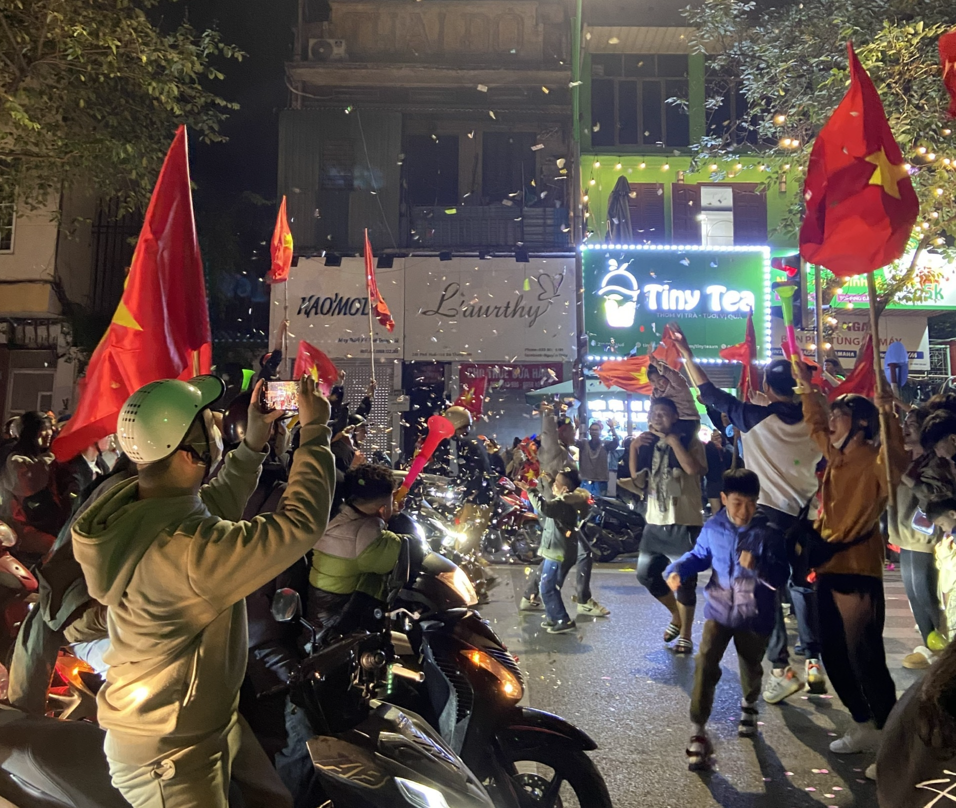 ຫວຽດນາມ ທີ່ຊະນະເລີດ AFF Cup 2024 ແລະ ທົ່ວປະເທດອອກເດີນທາງເພື່ອສະເຫຼີມສະຫຼອງໄຊຊະນະ