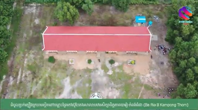 ថ្នាក់រៀនស្ថិតនៅចន្លោះព្រៃកៅស៊ូ