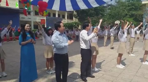  Bộ trưởng Phùng Xuân Nhạ nhảy flashmob cùng học sinh