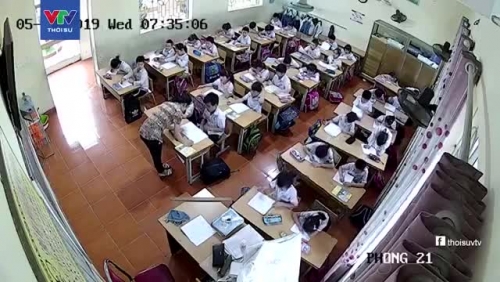 Giáo viên tát liên tiếp vào đầu học sinh trong lớp học
