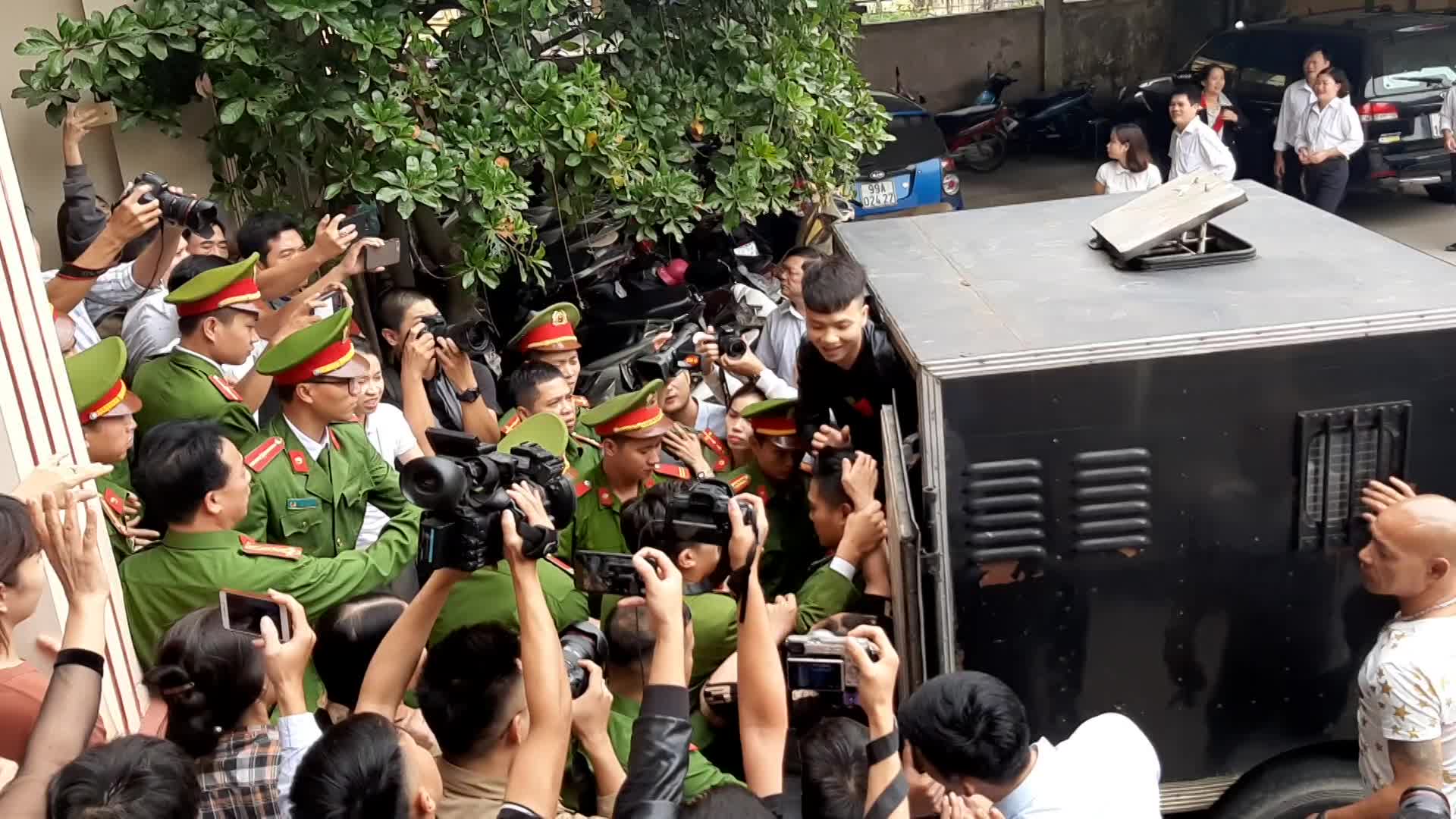 video bi dua ra xe thung kha banh cuoi noi khong sao 10 nam la gi dau