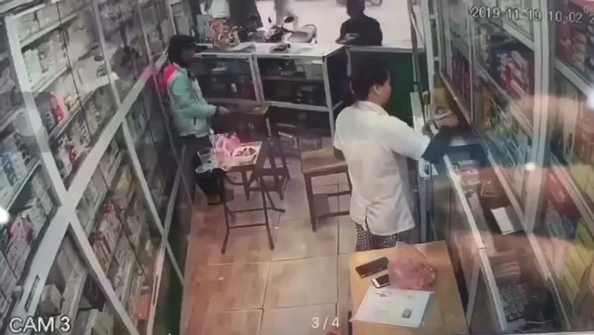 Clip: Đối tượng người mặc đồ đen cầm đầu gà, xúc xích đánh nhân viên hiệu thuốc clip doi tuong nguoi mac do den cam dau ga xuc xich danh nhan vien hieu thuoc