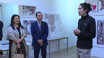 越裔画家在比利时举行饮水思源画展