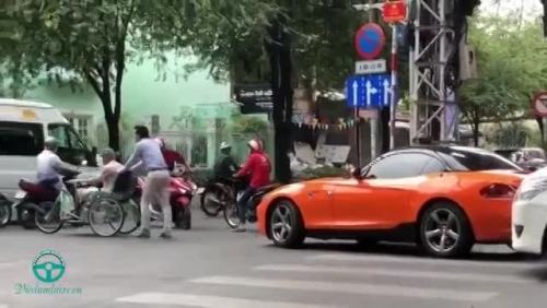 Video: Chắn đầu BMW, cụ già đi xe lăn được tài xế cư xử khá bất ngờ