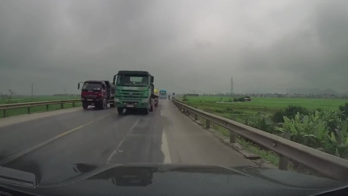 Video: Cú vượt ẩu kinh hoàng của container khiến cả gia đình suýt gặp tử thần
