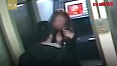 Video: Thấy tài khoản ngân hàng của cô gái hết sạch, tên cướp làm điều bất ngờ