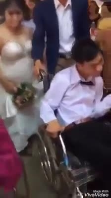 Video: Cô dâu chú rể kết hôn trên xe lăn khiến hàng triệu trái tim rung động