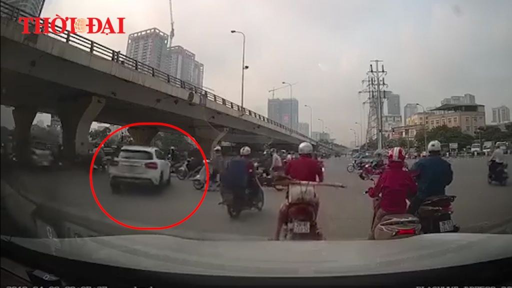 Khoảnh khắc nữ tài xế lái Mercedes ủi hàng loạt xe máy ở Hà Nội