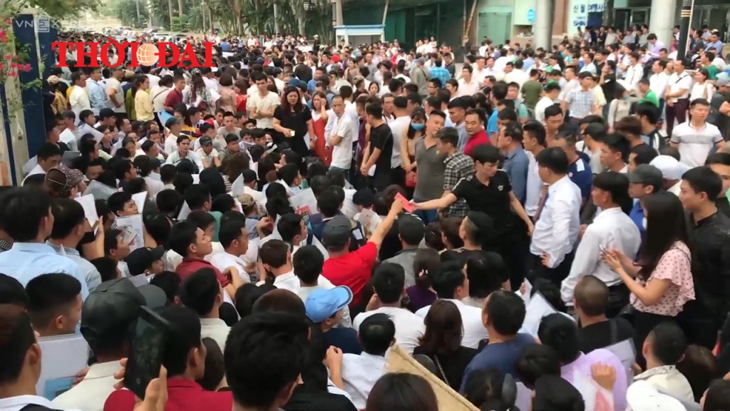Hàng nghìn người đổ xô đi xin visa Hàn Quốc gây náo loạn giữa phố Hà Nội