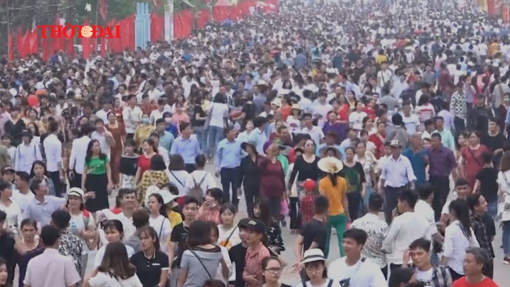 Nghẹt thở chen chân giữa "biển" người ở Đền Hùng