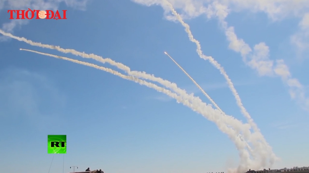 Video: S-300 của Nga phóng hàng loạt tên lửa gầm rú bầu trời