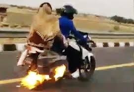 Video: Hoảng hồn người đàn ông chở vợ con trên chiếc xe máy bốc cháy
