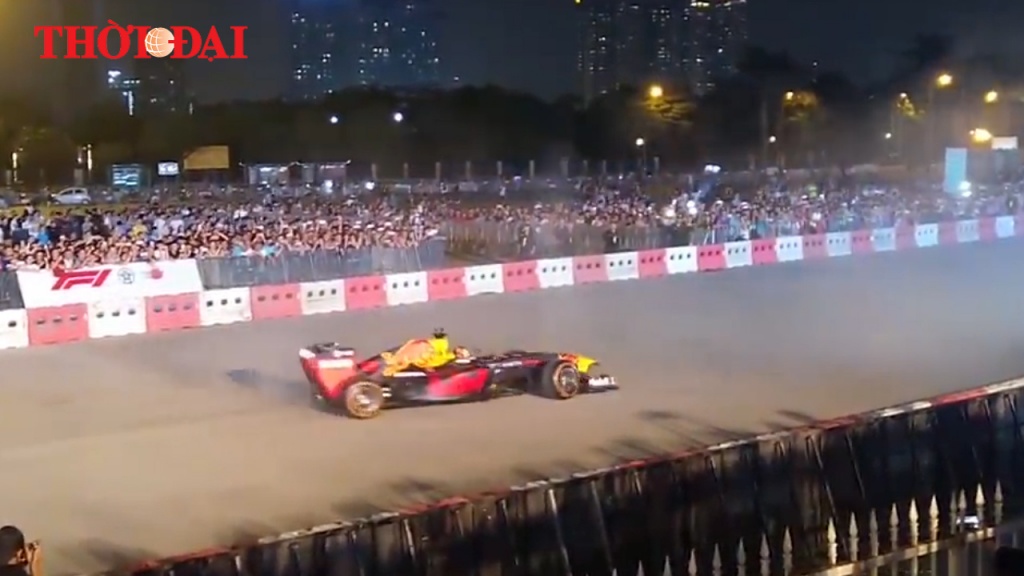 Tận thấy những pha "drift" đỉnh cao của xe F1 tại Hà Nội
