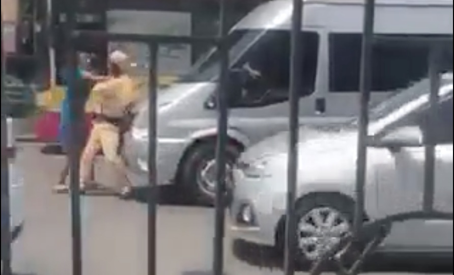 Video: Phụ xe lừa CSGT để ô tô vi phạm bỏ chạy giữa phố Hà Nội