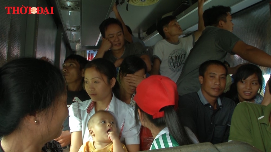 Video: Xe khách nhồi nhét dịp nghỉ lễ 30/4 bị bắt, người dân vẫn bênh tài xế đến cùng