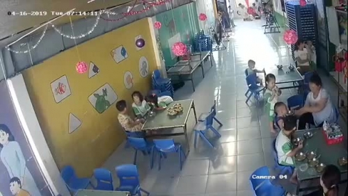 Phẫn nộ bảo mẫu nhồi cơm, đánh liên tiếp vào đầu trẻ để ...chống ói!