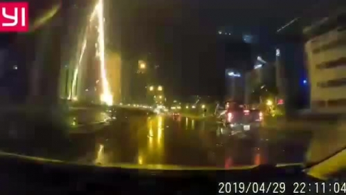 Video: Chập điện toé lửa như pháo hoa giữa trời mưa tầm tã ở Hà Nội