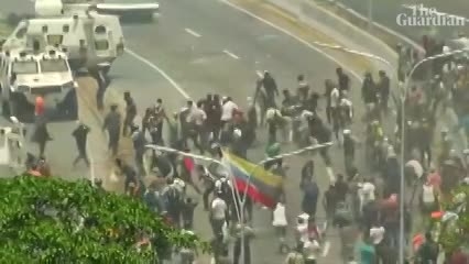 Video: Xe bọc thép Venezuela mua của Trung Quốc lao vào đám đông biểu tình