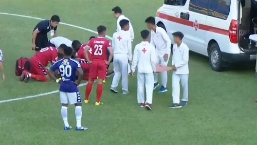 Video: Cầu thủ Bình Dương suýt cắn lưỡi, may mắn được trọng tài cứu sống