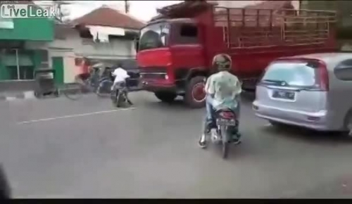 Video: Pha thoát chết khó tin trước đầu xe tải của người đàn ông bất cẩn