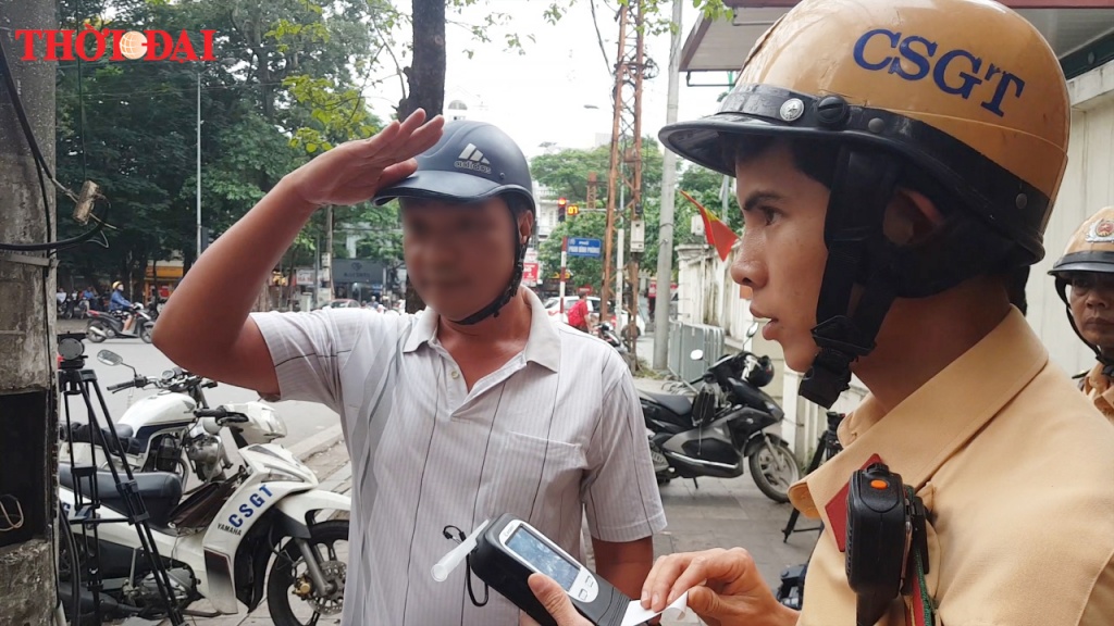Video: Tài xế vi phạm nồng độ cồn gấp 4 lần quy định còn giơ tay... chào CSGT kiểu nhà binh