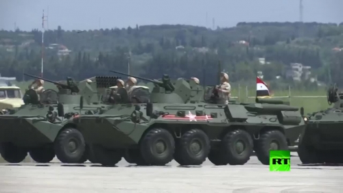 Video: Nga cho xe xe thiết giáp, pháo phản lực và tiêm kích duyệt binh rầm rầm ở Syria