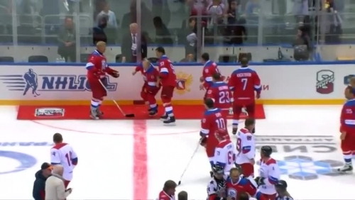 Video: Tổng thống Putin ngã bổ nhào khi đang chào khán giả trên sân băng