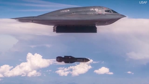 Video: Iran dọa chiến tranh, Mỹ tung luôn clip máy bay tàng hình B-2 ném bom 14 tấn