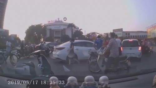 Video: Cú "ủi" hàng loạt phương tiện kinh hoàng của nữ tài xế ô tô giữa phố Hải Dương