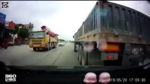 Video: Vượt ẩu bên cạnh xe container, người đàn ông bị cán chết tại chỗ