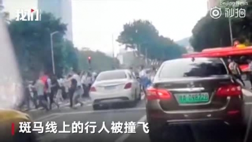 Video: Đang chờ đèn đỏ, nữ tài xế Mercedes bỗng cán hàng chục người sang đường