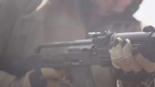 Video: Cảnh quay chậm khiến người xem nhìn trọn vẹn khẩu AK-47 "khạc lửa"