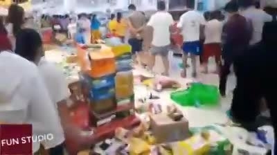 Video: Sắp đóng cửa, siêu thị Auchan "vỡ trận" vì khách đổ tới mua hàng thanh lý