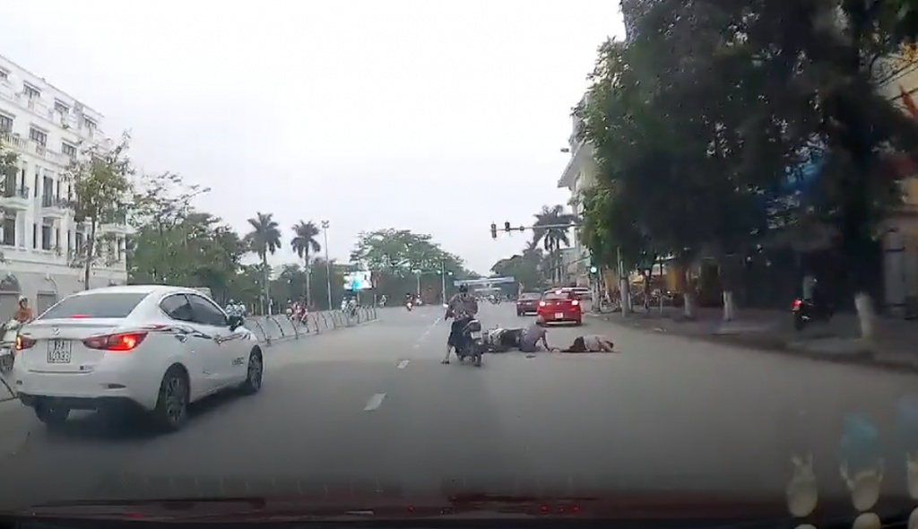 Video: Hoảng hồn nữ tài xế đánh võng ô tô trên đường, hất văng xe máy