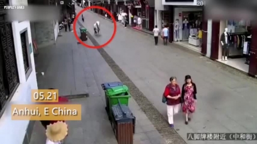 Video: Ngựa điên cuồng lao vào người đi bộ, sau đó bị giết chết vì quá hung hãn